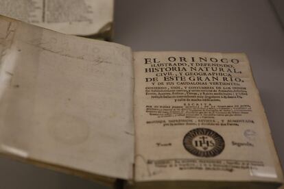 Los gabinetes científicos del siglo XVIII almacenaban multitud de piezas en una misma estantería o vitrina. Fueron los precursores de las actuales galerías y en el Museo de América se ha recreado una sala al estilo de aquellos. En la imagen, un libro sobre la historia del río Orinoco.