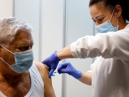 Una persona recibe una vacuna en un ambulatorio de la Comunidad Valenciana.