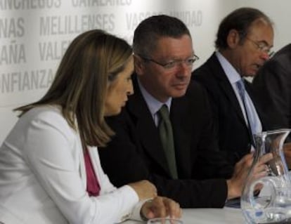 Alberto Ruiz Gallardón, junto a Ana Pastor y Pío García Escudero, al inicio del Comité Nacional Ejecutivo del PP