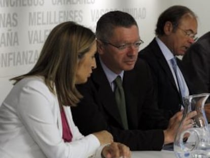 Alberto Ruiz Gallardón, junto a Ana Pastor y Pío García Escudero, al inicio del Comité Nacional Ejecutivo del PP