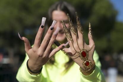 Una joven muestra sus uñas, mientras espera a entrar al concierto de Rosalía en Barcelona.