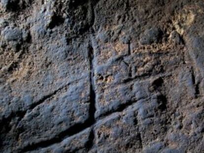 Grabado neandertal descubierto en el fondo de la cueva de Gorham (Gibraltar).