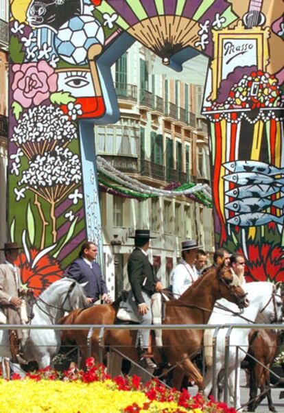 La ciudad andaluza celebra su feria y ofrece varias exposiciones de Picasso a sus seis millones de visitantes.