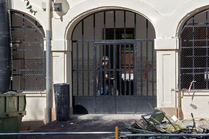 Los obreros trabajan en el colegio Francesc de Borja en Gandia