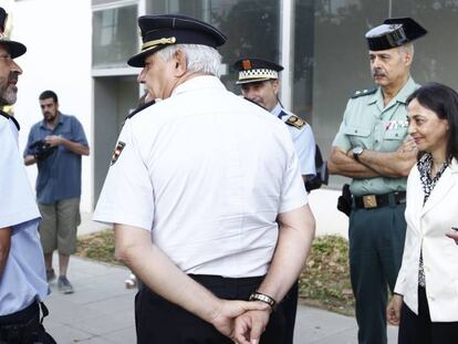 Trapero parla amb comandaments de la Policia i la Guàrdia Civil després dels atemptats de Cambrils.