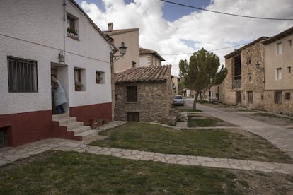 Una vecina de Miravete de la Sierra, un pueblo de Teruel donde solo viven seis personas.