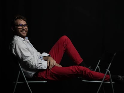  El actor Eduart Meditarrani con una discapacidad visual del 75% posa en la Sala Tarambana en Madrid 