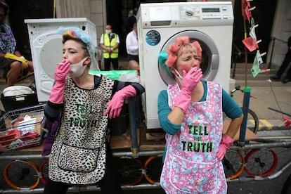 Activistas climáticos de Extinction Rebellion participan en una protesta frente al Parlamento británico en Londres.