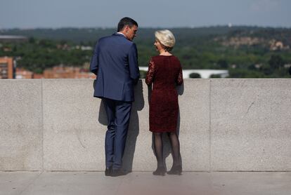 Pedro Sánchez y Ursula von der Leyen, en uno de los miradores del Palacio Real sobre la ciudad de Madrid. 