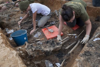 Trabajos de exhumación en la fosa de La Pedraja (Burgos), donde se han hallado 96 cuerpos.