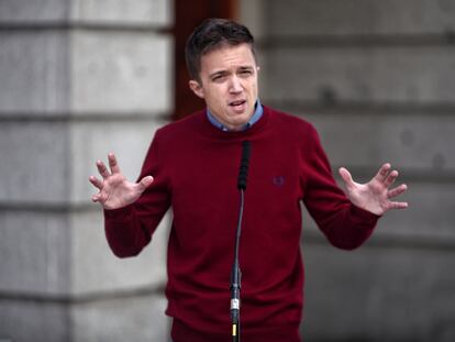 El líder de Más País, Iñigo Errejón, da una rueda de prensa a las puertas del Congreso, este miércoles.