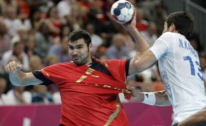 Karabatic agarra a Jorge Maqueda. 