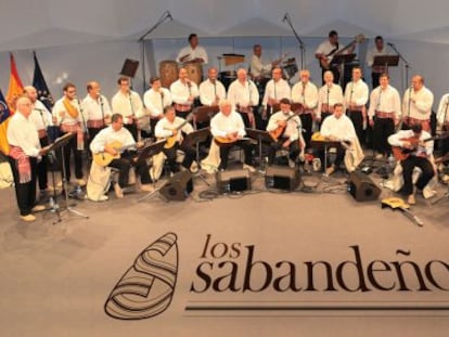 El grupo tinerfeño Los Sabandeños, durante una actuación.