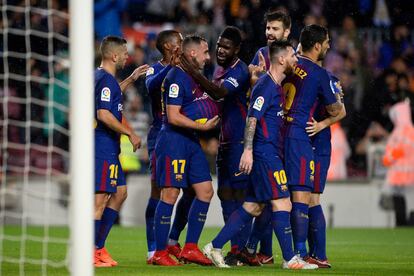 El delantero español del Barcelona Paco Alcácer celebra con sus compañeros después de marcar un gol.