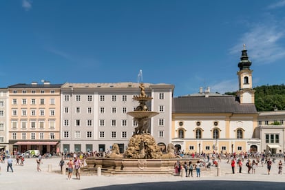 Plaza Residenzplatz y fuente Residenzbrunnen en Salzburgo, Austria.