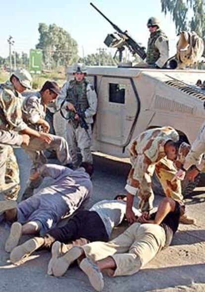 Policías iraquíes arrestan a sospechosos en Baquba, en el norte de Irak, ante soldados de Estados Unidos, en una imagen difundida ayer por el Ejército de Estados Unidos.