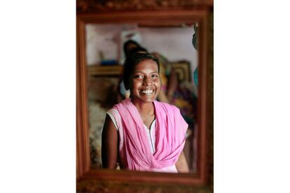 Preeti, de 22 años, sonríe en su casa de Mumbai, donde vive con su familia tras haber superado una tuberculosis multirresistente en agosto de 2015.