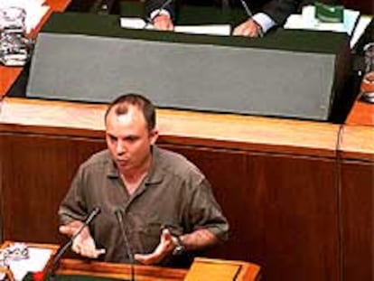 Jon Solabarria, portavoz de la ilegalizada Batasuna, en el pleno.