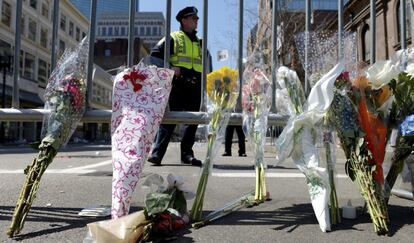 Ramos de flores colocados cerca de la línea de meta de la maratón de Boston, Massachusetts (Estados Unidos).