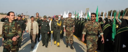 El presidente de Irán, Mahmud Ahmadineyad (izquierda, con cazadora beige), pasa revista a voluntarias de la milicia <i>basiyí</i>, dependiente de la Guardia Revolucionaria, en 2006.