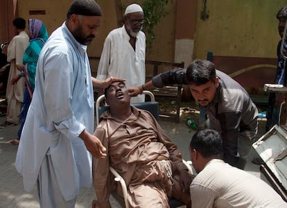 Os hospitais da cidade paquistanesa de Karachi entraram em colapso e os necrotérios estão cheios pelo elevado número de vítimas da onda de calor, quase 1000 nos últimos quatro dias. Vários paquistaneses levam um homem afetado pelo calorão hospital.