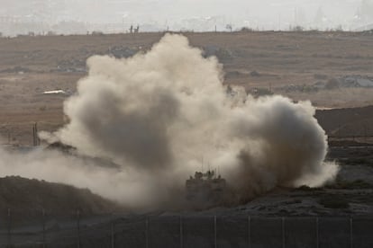 Las tropas israelíes se desplazan cerca de la frontera con la Franja, el 6 de agosto.