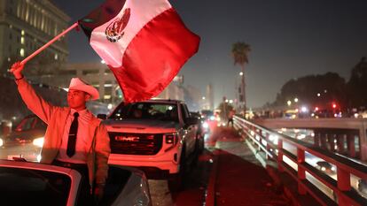 Manifestantes contra las deportaciones protestan contra la administración de Trump cerca de la autopista 101 en Los Ángeles, California.