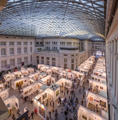 Vista de la feria Art Madrid en el edificio del Ayuntamiento de la ciudad.