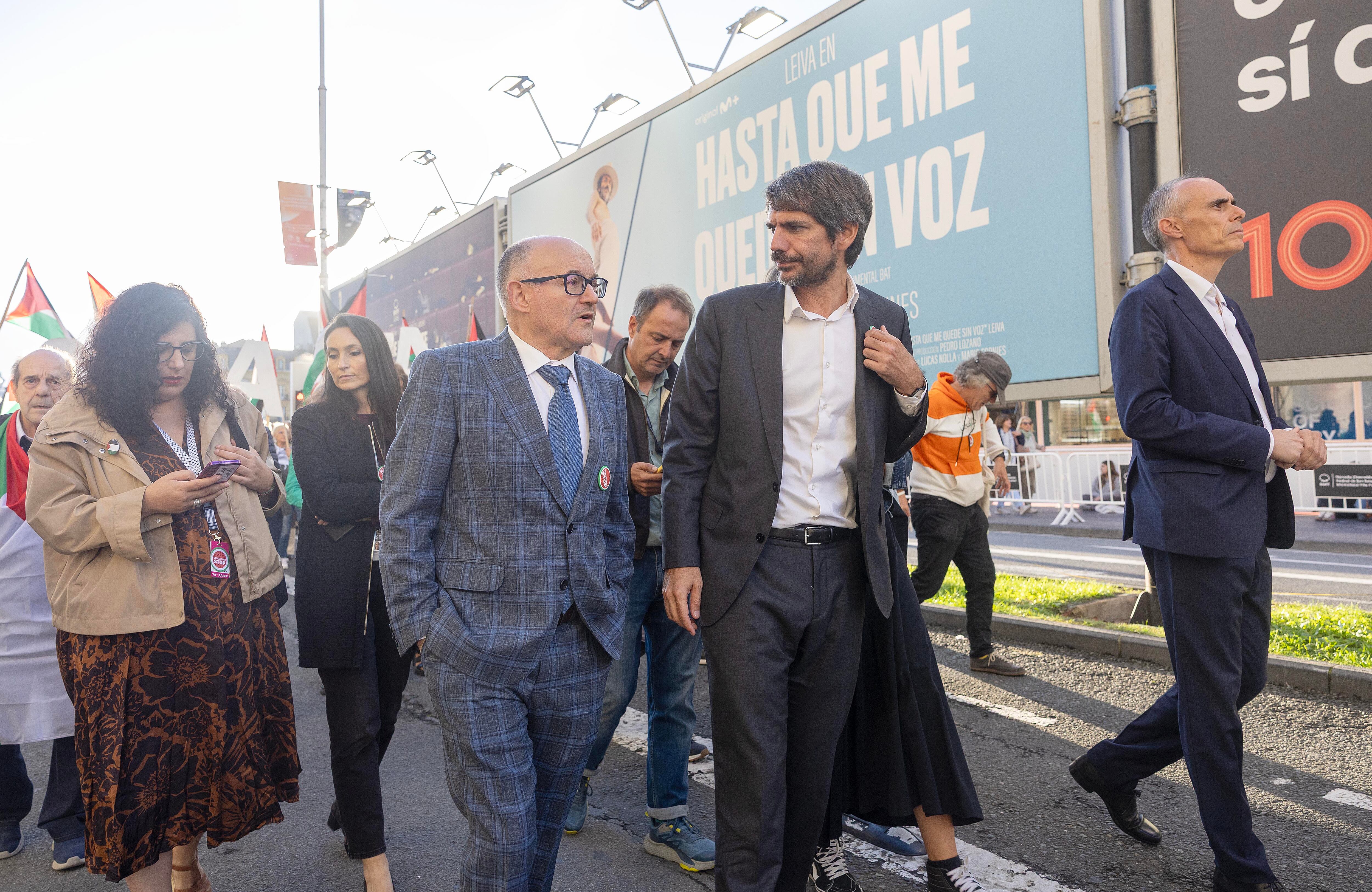 El director del Zinemaldia, José Luis Rebordinos, y el ministro de Cultura, Ernest Urtasun, durante la manifestación.