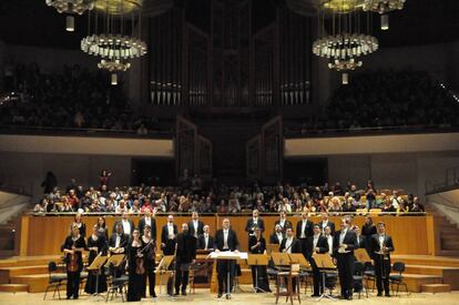 El director Thomas Hengelbrock en el centro en el Auditorio Nacional de Madrid. 