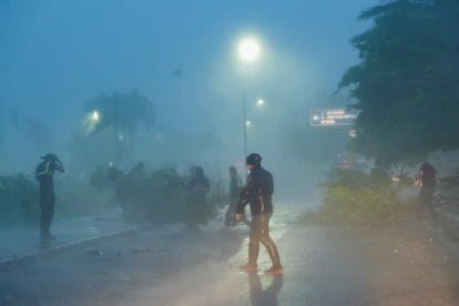 Autoridades retiran ramas de árboles derribadas por los fuertes vientos y lluvias causados por el huracán, esta mañana en Cancún (Quintana Roo).