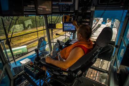 El operario de una grúa en una de las terminales de Malascewicze, una pequeña localidad polaca fronteriza con Polonia que se ha convertido en un paso estratégico de las mercancías. Es “un reino del ferrocarril”, define Maciej Krochmalski, responsable de las terminales de contenedores.