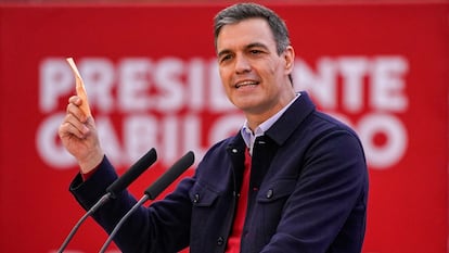 El presidente del Gobierno, Pedro Sánchez, participa en el cierre de campaña en Entrevías en Madrid, el domingo.