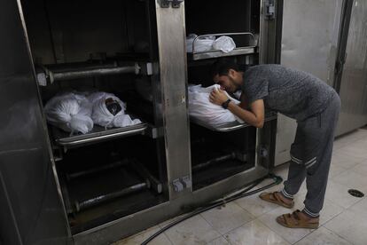 Los cuerpos de una misma familia palestina, muerta en un bombardeo israelí, eran colocados en la morgue del hospital Al Najar, antes de su funeral en Rafah, en el sur de la franja de Gaza.