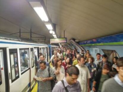 Usuarios en la estación de El Carmen de Metro Madrid.