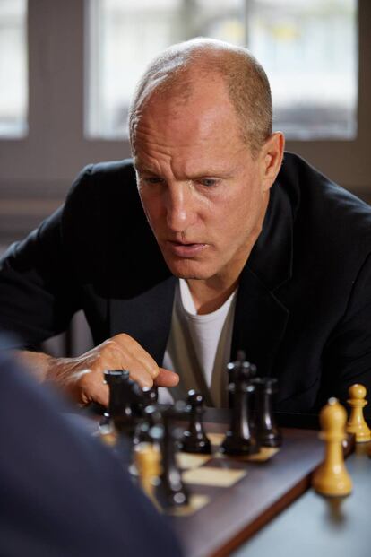 Woody Harrelson, jugando una partida amistosa en la sala VIP