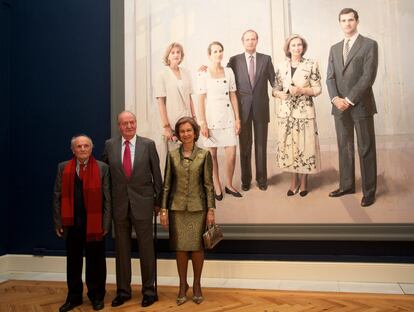 El pintor Antonio López, junto a Juan Carlos I y la reina Sofía el día que les presentó su retrato de la Familia Real, el 3 de diciembre de 2014.