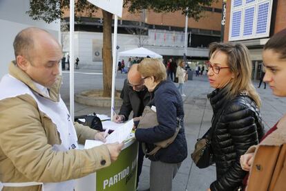 Colaboradores de Pacma recogen firmas en la plaza Callao.