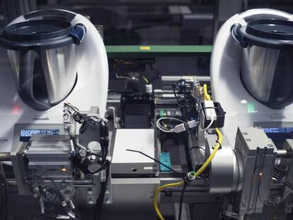 Procés de muntatge d'un robot de cocina Thermomix a la fàbrica de l'empresa Vorwerk a Wuppertal, Alemanya.
