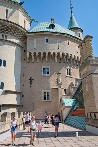 Visitantes recorriendo el castillo de Bojnice.