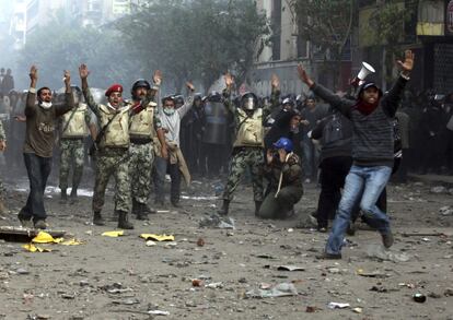 Soldados egipcios intentan interpornerse entre los policías antidisturbios y manifestantes en las cercanías de la plaza de la Liberación de El Cairo.