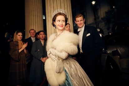 Una joven desconocida. La serie The Crown, de Netflix, conquistó a millones de espectadores con una visión empática y emocional de Isabel II. En su primera temporada mostró una reina joven y enamorada, desconocida para generaciones que solo la podían imaginar como una mujer madura.