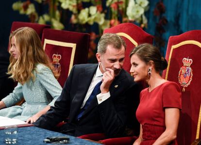 Los reyes han charlado durante los discursos y la entrega de premios.