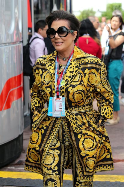 Kris Jenner, en el Gran Premio vestida de Versace.