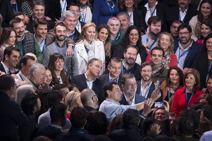 El presidente del Gobierno, Mariano Rajoy, junto al líder del PP andaluz, Juanma Moreno Bonilla haciendo una fotografía 360 durante el segundo día de la convención nacional del Partido Popular celebrado en Sevilla, el 7 de abril de 2018.