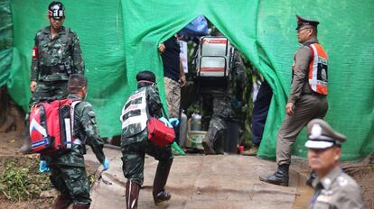 Aparato de resgate montado em frente à saída da caverna onde o grupo ficou preso