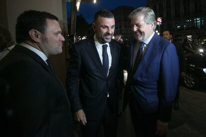 El 'conseller' de Cultura, Santi Vila, amb el ministre Íñigo Méndez de Vigo (d) i Roger Guasch (i), director general del Liceu, en la inauguració de la temporada 2015/2016.