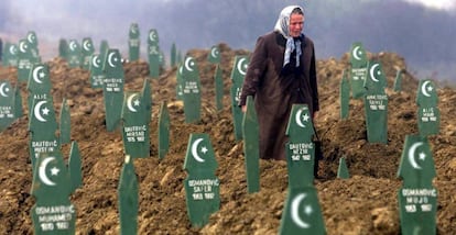 Una musulmana bosnia camina entre tumbas de muertos en Srebrenica durante la guerra, en el cementerio de Memici (Bosnia).