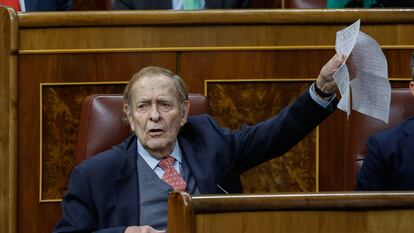 El profesor Ramón Tamames levanta sus notas en respuesta a una de las intervenciones durante la moción de censura. EFE/Chema Moya