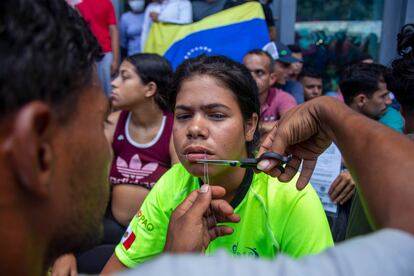 Migrantes  centroamericanos y venezolanos protestan cosiéndose la boca afuera de la central camionera de Monterrey en espera de que el Instituto Nacional de Migración (INM) les resuelva su situación luego de que los autobuses que los llevaban a Ciudad Acuña se desviaran a Monterrey y los abandonara, el 15 de junio de 2022.